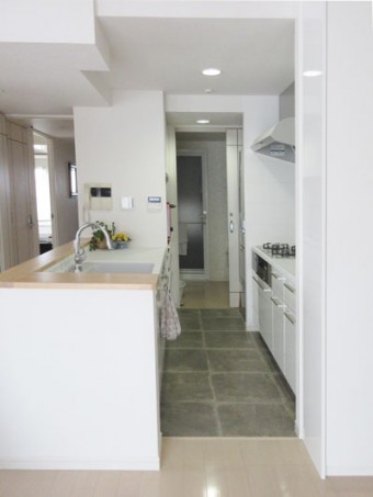 L型キッチンから2列配置の対面キッチンに